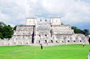 Chichen Itza, n�m�st� tis�ce sloup� a chr�m v�le�n�k�, postaveno 900-1200 na�eho letopo�tu. Mexiko.